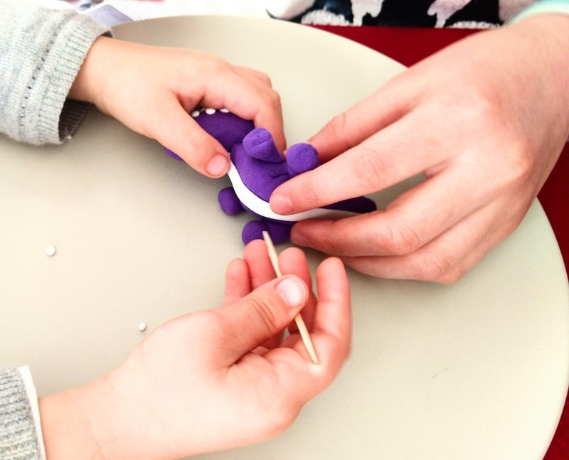 Niños haciendo manualidades