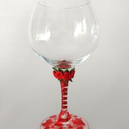 Copa decorada hecha a mano con flores pintadas a mano