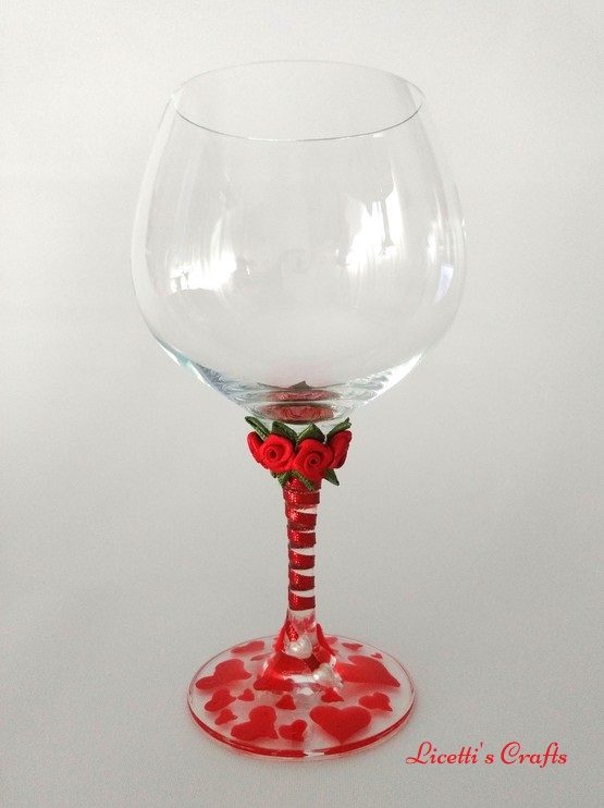 Copa decorada hecha a mano con flores pintadas a mano