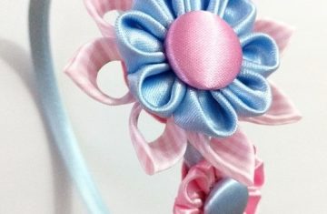 Diadema kanzashi hecha a mano doble flor celeste