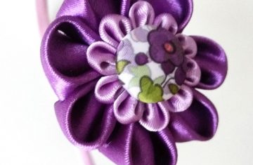Diadema kanzashi hecha a mano malva con botón forrado