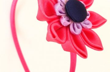 diadema kanzashi hecha a mano fucsia botón marino