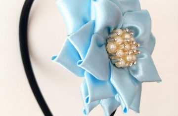 Diadema hecha a mano negra con flor kanzashi celeste