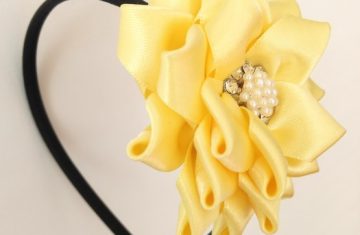Diadema kanzashi hecha a mano amarilla pedrería