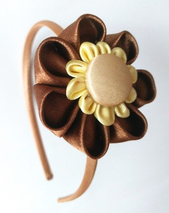 diadema kanzashi hecha a mano marrón amarilla