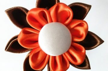 flor kanzashi artesanal marrón y naranja