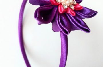 Diadema kanzashi hecha a mano morada pedrería
