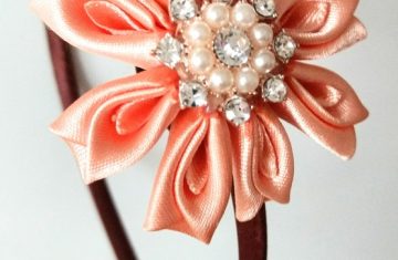 Diadema hecha a mano kanzashi salmon pedrería