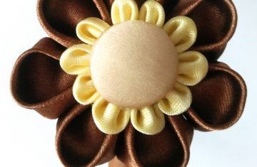 flor artesanal kanzashi marron con botón forrado champagne