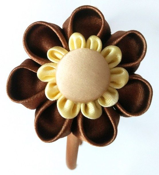 flor artesanal kanzashi marron con botón forrado champagne