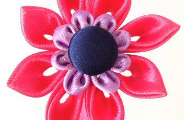 flor kanzashi hecha a mano fucsia botón forrado marino