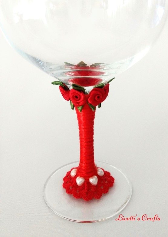 Detalle copa decorada hecha a mano flores rojas