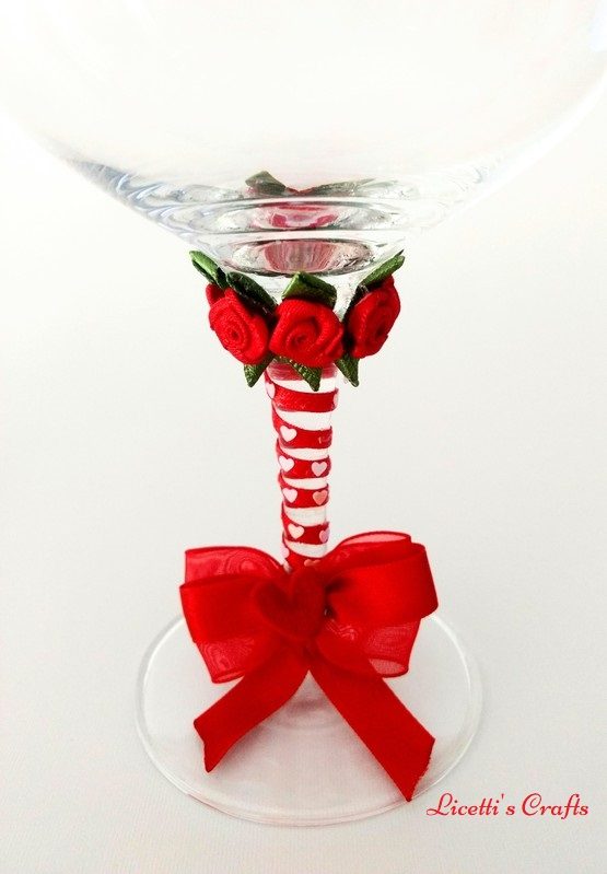 Detalle copa decorada hecha a mano lazo rojo