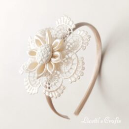 Diadema ceremonia guipur redondeado botón relieve