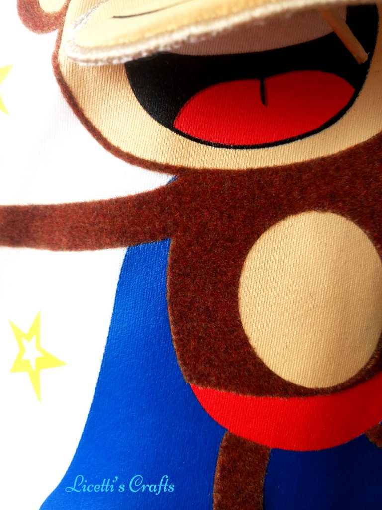 Detalle mono superheroe para camiseta, tejido tacto terciopelo