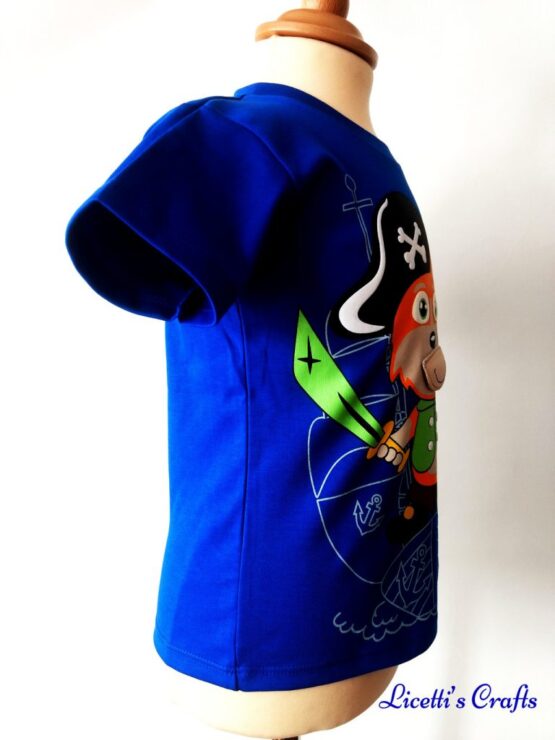 Detalle costado derecho de camiseta con zorro pirata