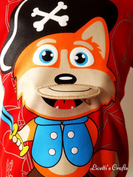 Zoom detalle camiseta zorro pirata rojo