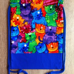 Mochila con forro gatos multicolor