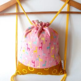 mochila cuerdas hecha a mano jirafas multicolor fondo rosa