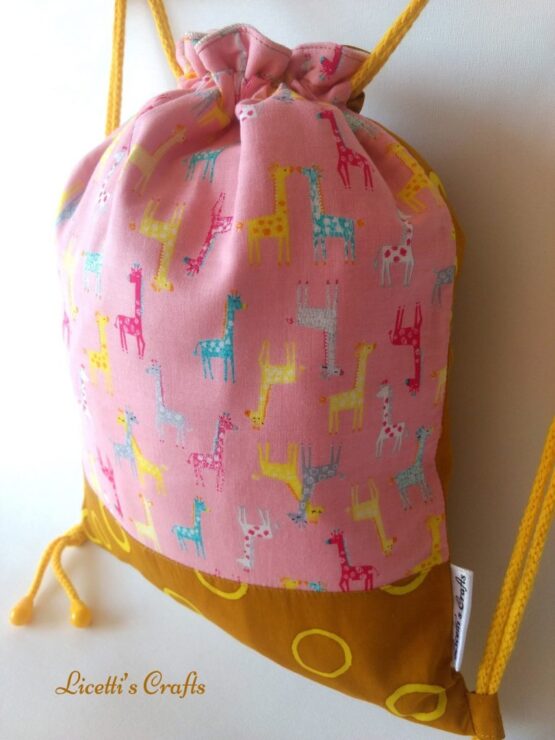 detalle mochila hecha a mano jirafa bebé