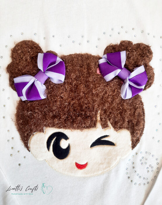 Camiseta muñeca cara con lazos morados