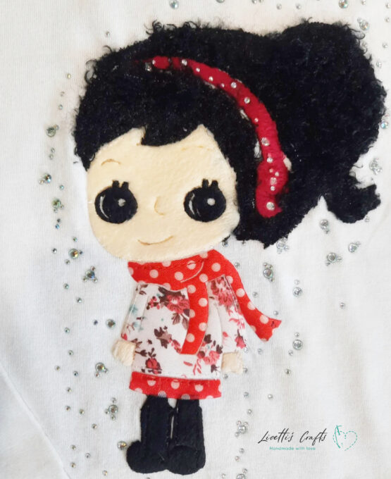 Detalle muñeca morena en camiseta blanca