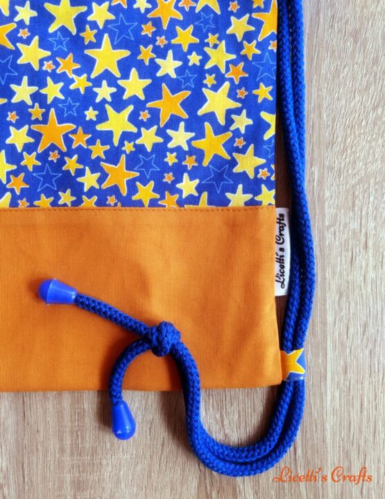 Detalle cuerdas mochila estrella dorado