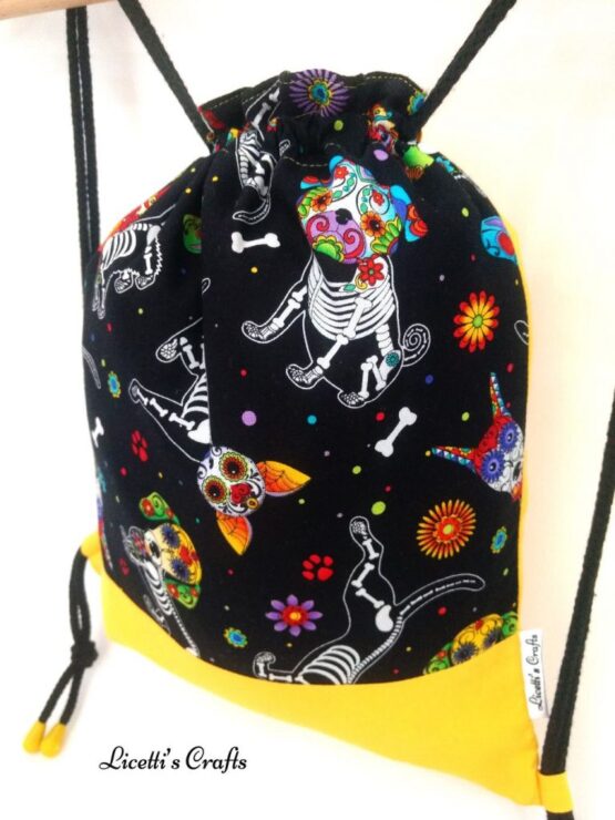 Detalle mochila cuerdas perro calavera