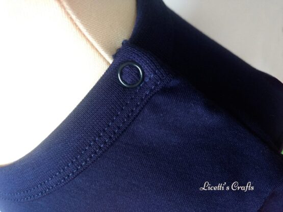zoom botón en cuello camiseta algodón pima
