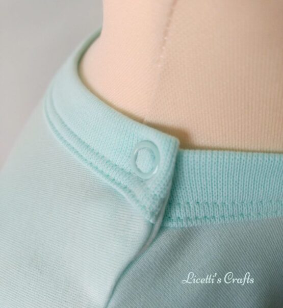 Detalle botón cuello casmiseta bebé algodón pima