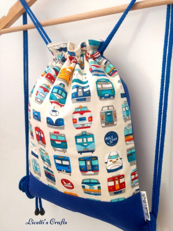 Detalle mochila cuerdas con forro algodón diseño trenes