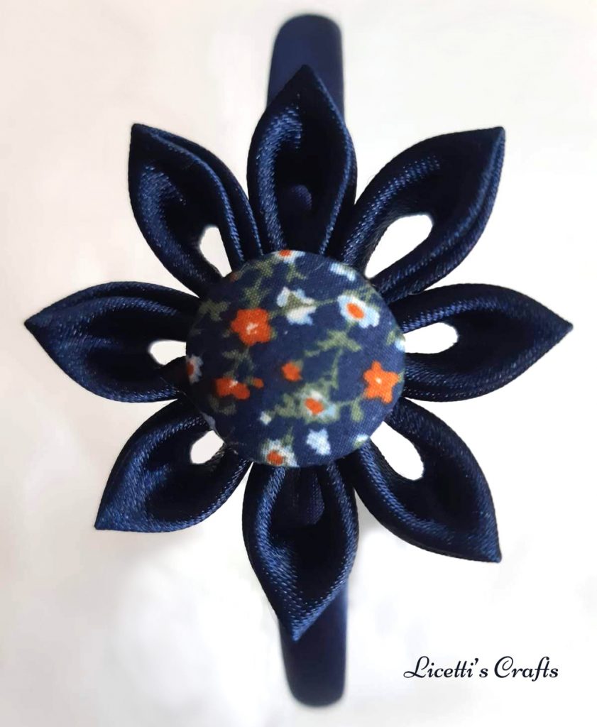 Diadema infantil "Pétalos azul marino botón floral oscuro" - Imagen 2