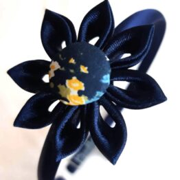 Diadema infantil "Pétalos azul marino botón floral amarillo"