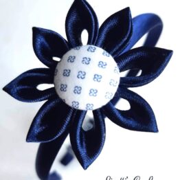 Diadema infantil "Pétalos azules botón estampado blanco"