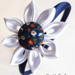 Diadema infantil "Pétalos blancos botón floral oscuro"