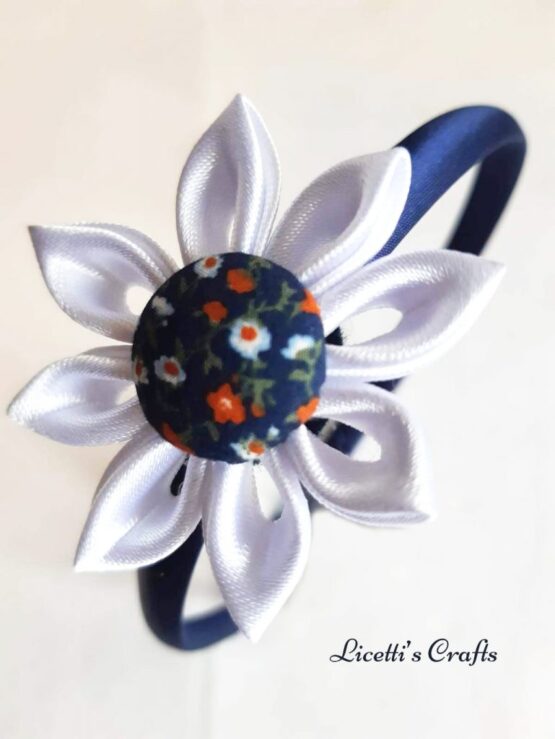 Diadema infantil "Pétalos blancos botón floral oscuro"