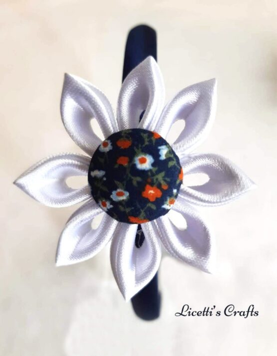 Diadema infantil "Pétalos blancos botón floral oscuro" - Imagen 2