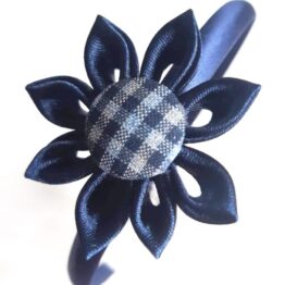 Diadema infantil "Pétalos azules botón cuadro vichy"