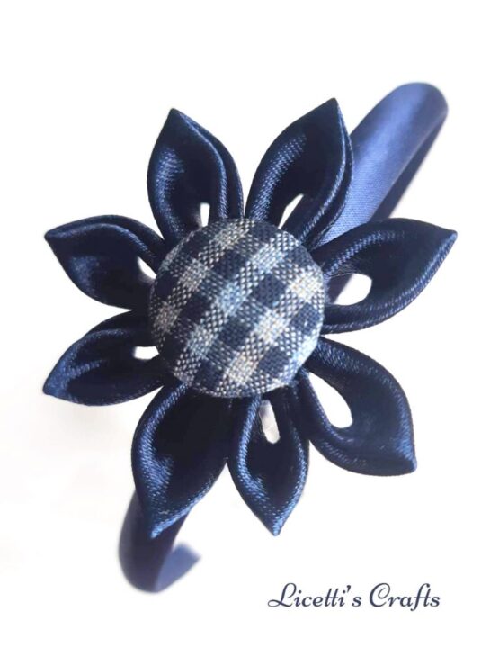 Diadema infantil "Pétalos azules botón cuadro vichy"