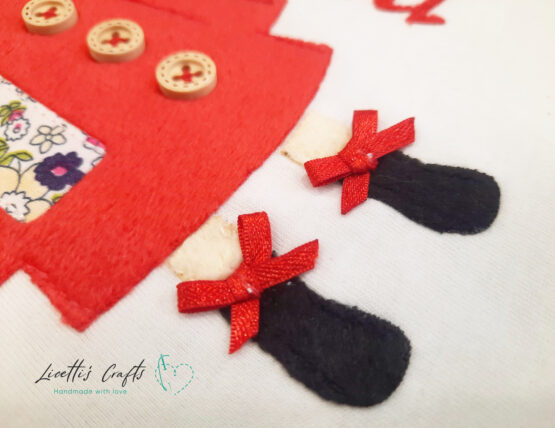 Detalle camiseta muñeca zapato lazos