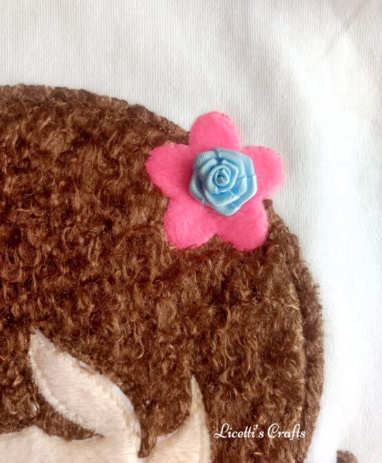detalle flor hecha a mano para camiseta con relieves