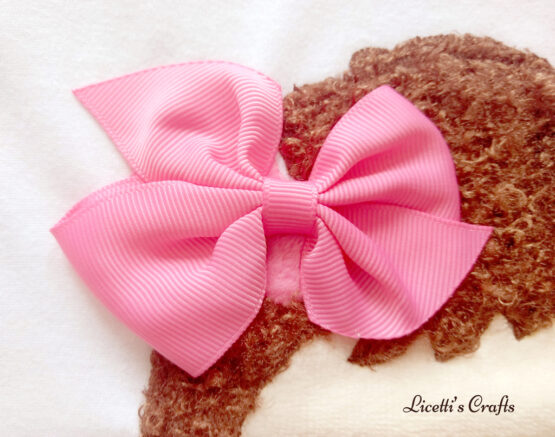detalle lazo hecho a mano para muñeca en relieve camiseta
