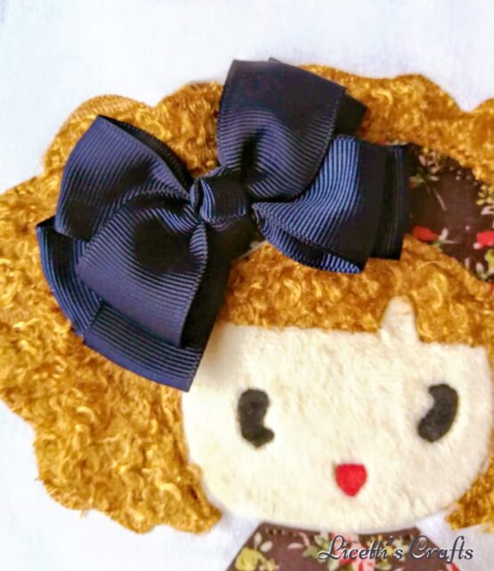 muñeca en relieve con pelo para camiseta lazo azul