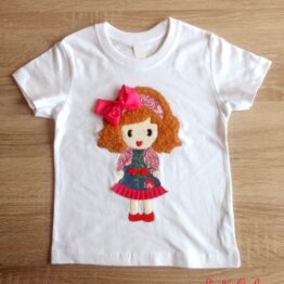 camiseta manga corta con relieve muñeca lazo fucsia