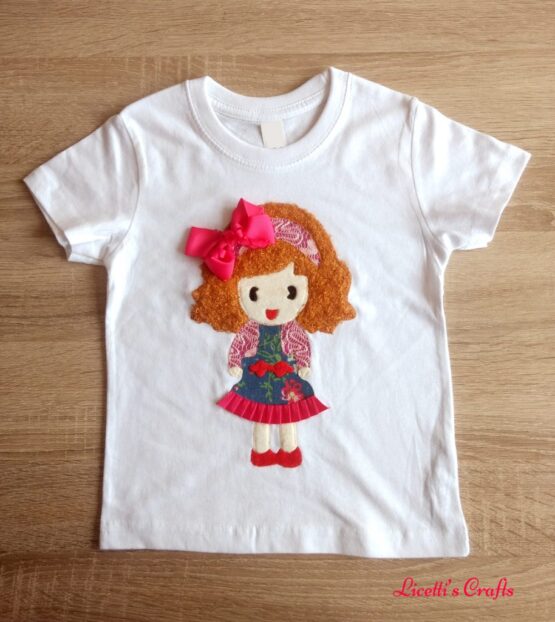 camiseta manga corta con relieve muñeca lazo fucsia