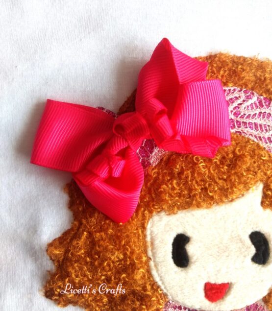 muñeca en relieve con pelo para camiseta lazo fucsia