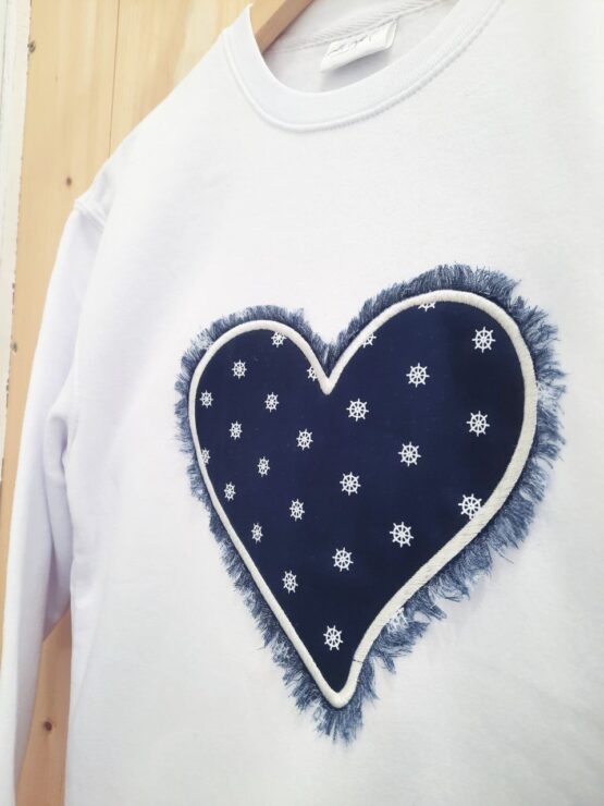 detalle corazon bordado sudadera