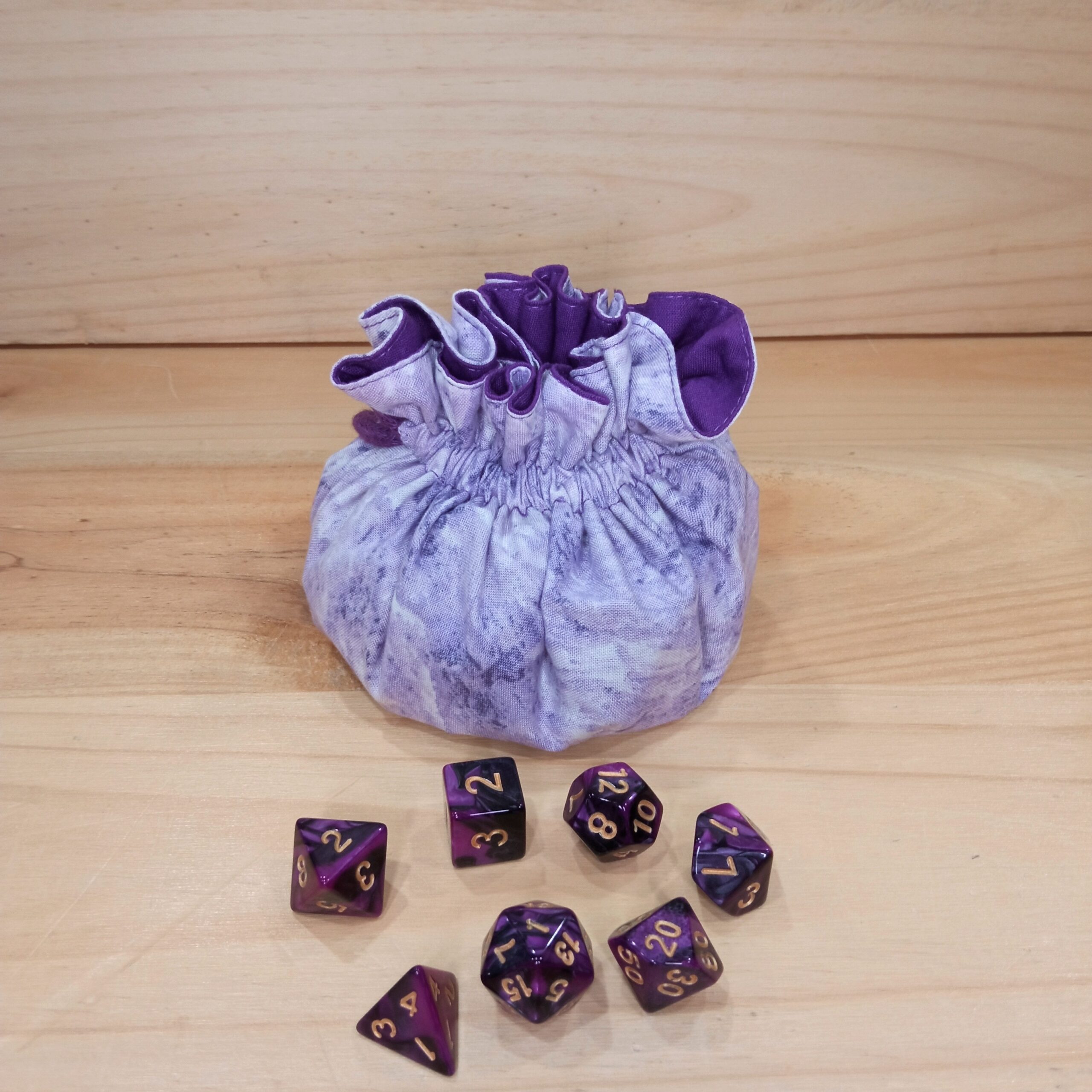 Bolsa dados marmol morado marca arcana