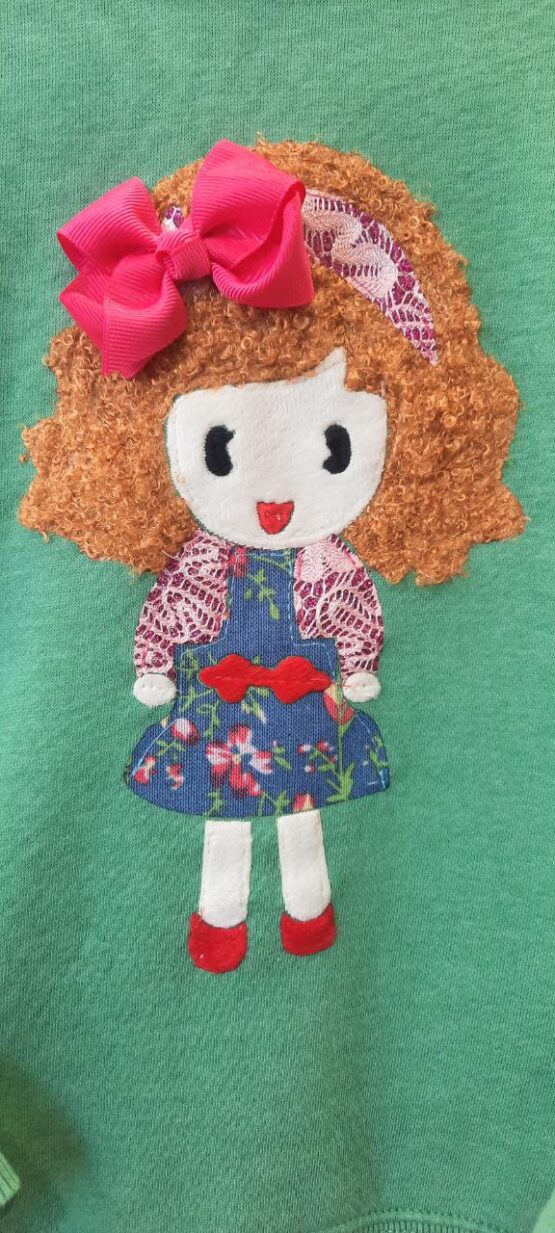 Muñeca 3d lazo rosa para sudadera verde