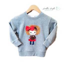 Sudadera gris hecha a mano con muñeca pelo rizado y lazo rojo